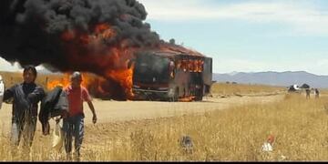 Se incendió un colectivo en la ruta que trasladaba a docentes rurales