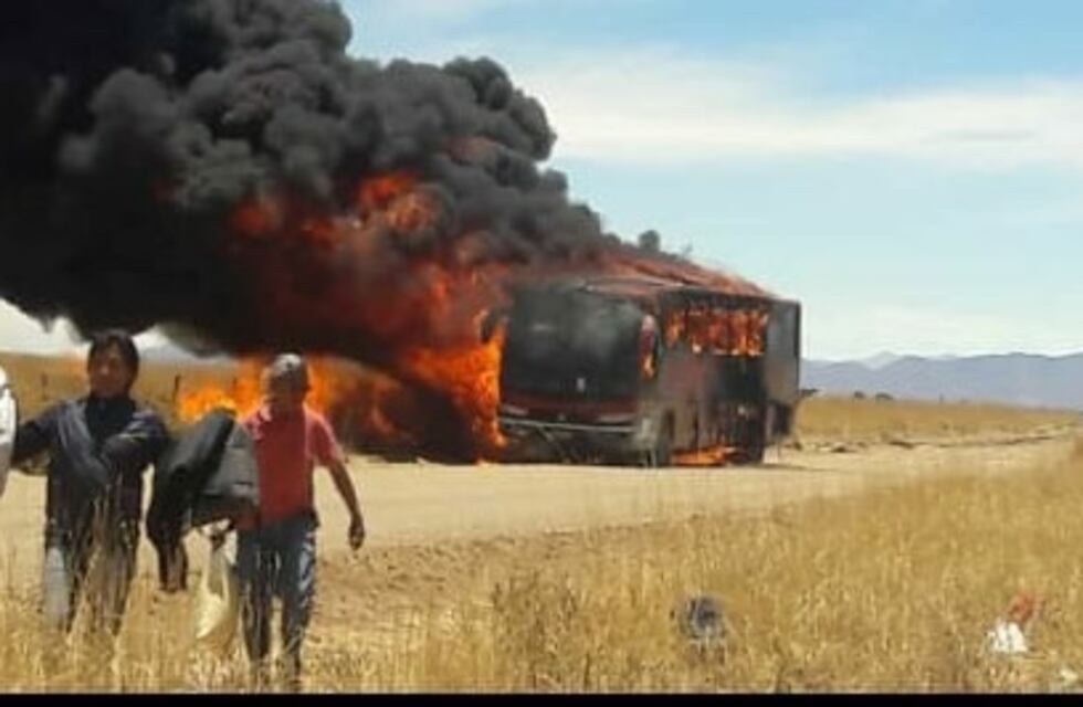 Se incendió un colectivo que trasladaba docentes rurales a Coranzuli