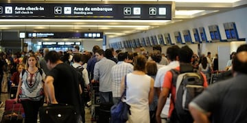 Amenaza de bomba en un avión comercial de Aerolíneas Argentinas en el cual se iba a trasladar Ignacio Torres, gobernador de Chubut.