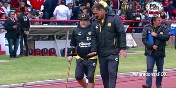 Maradona caminando con bastón (Web)