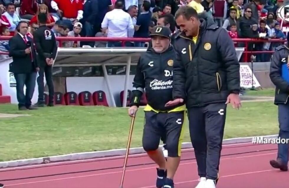 Maradona tuvo que usar un bastón para dirigir a su equipo en México