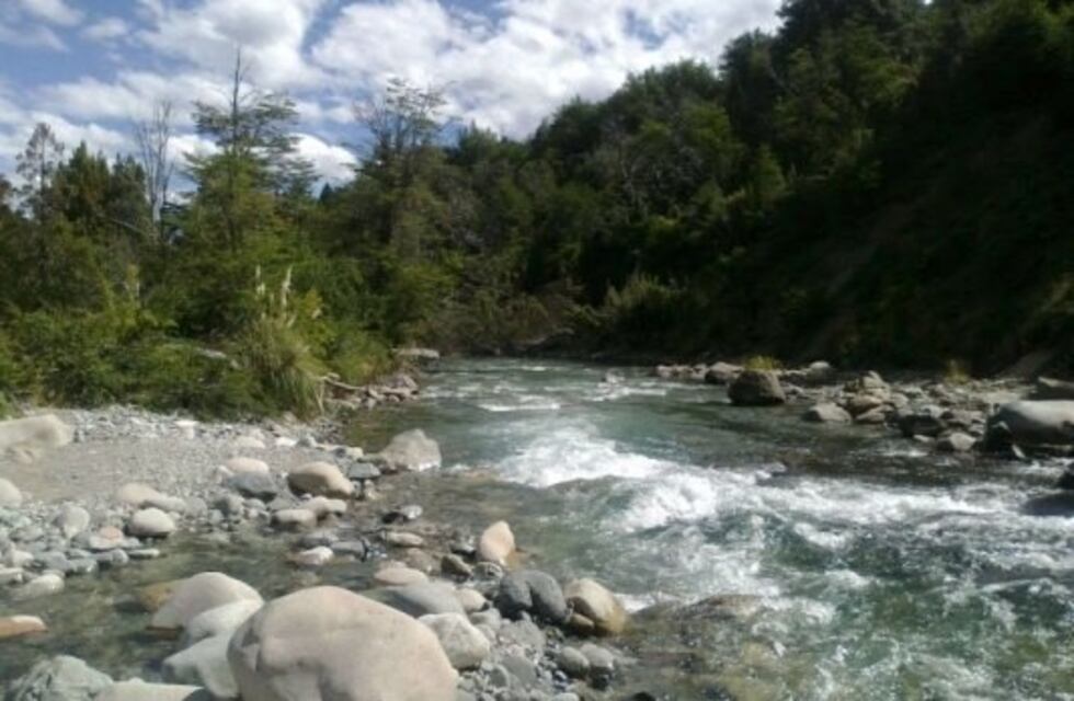 Buscan a un hombre que se cayó a un rio en cercanías de Bariloche