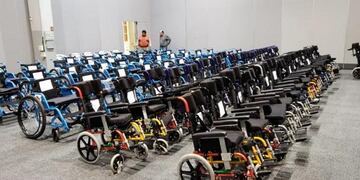 El centro de Convenciones Fórum de Santiago del Estero entregó elementos ortopédicos