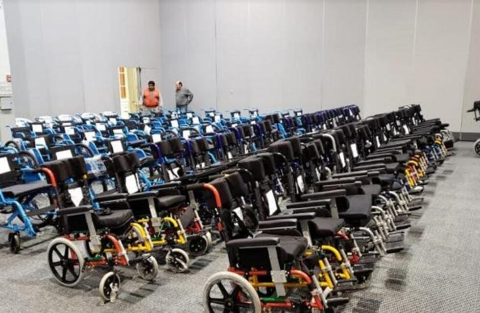 El centro de Convenciones Fórum de Santiago del Estero entregó elementos ortopédicos