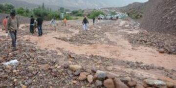 Un alud en Jujuy complica la llegada de la caravana del Dakar a Salta.