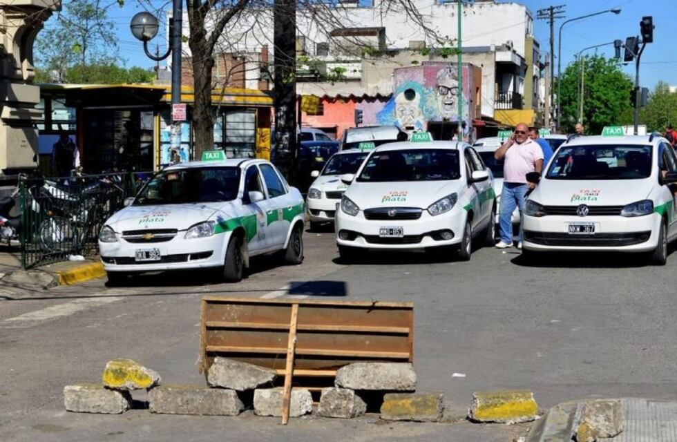Por "seguridad", los taxistas cortan la Avenida 1 frente a la Terminal