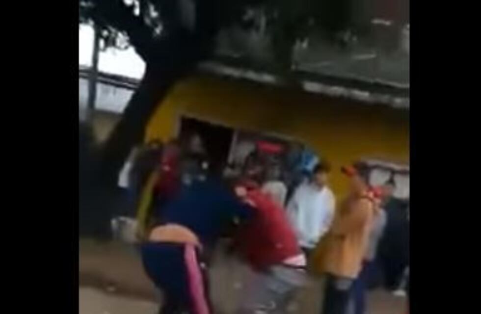 En una escuela de González Catán, los padres terminaron el acto del 25 de Mayo a las piñas