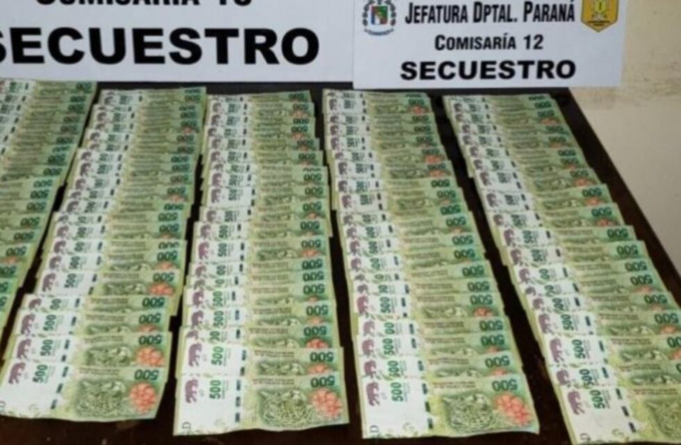 Una mujer encontró $50 mil y los entregó por error a dos personas que la engañaron