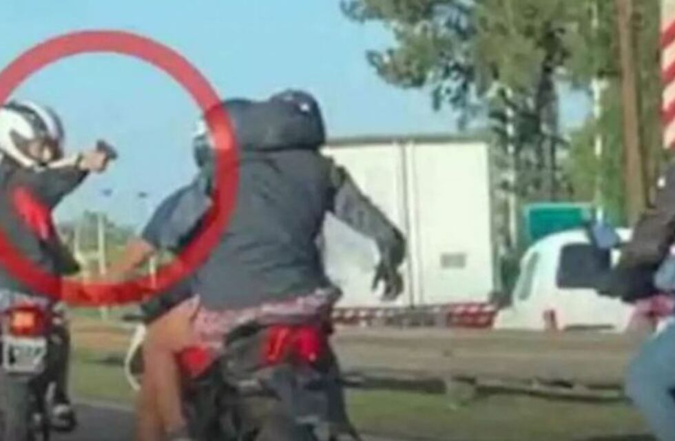 Video: motochorros le robaron a un motociclista en la Autopista Riccheri a plena luz del día