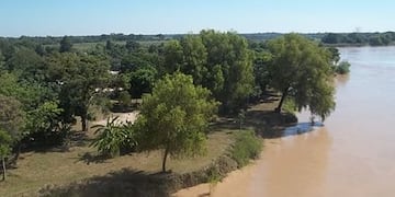 Un joven cruzó a nado el Río Bermejo para ver a su familia