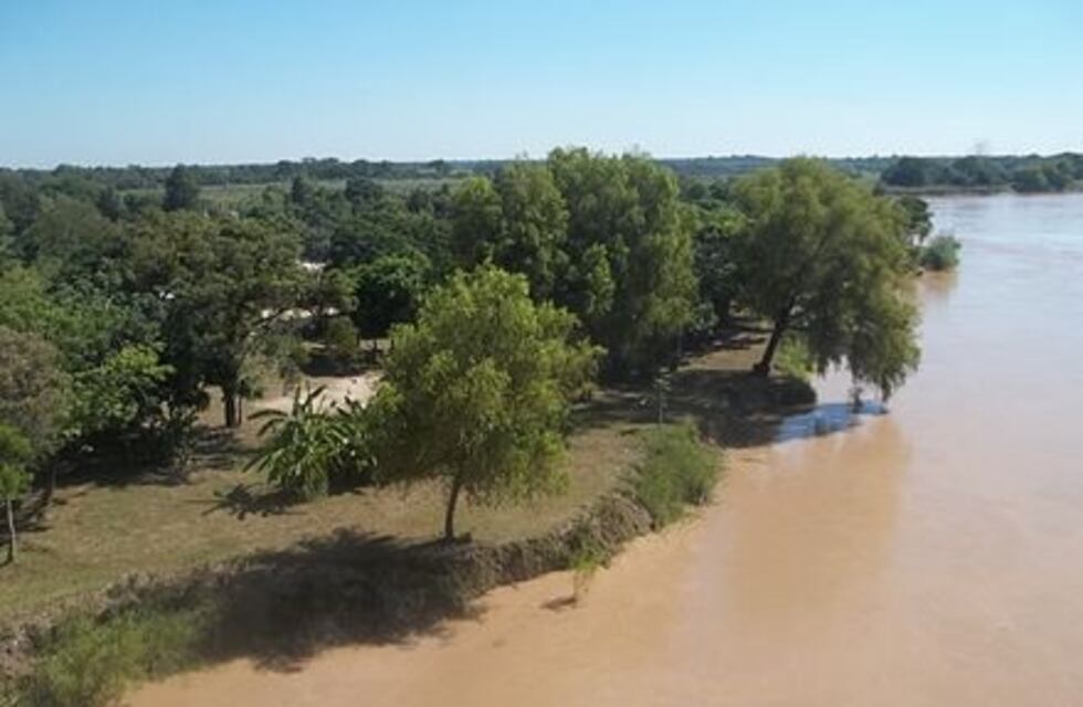 Cruzó nadando el Río Bermejo para poder ver a su familia y terminó detenido