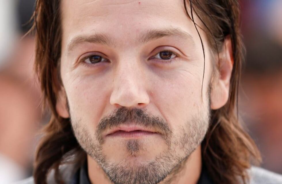 El actor mexicano Diego Luna instó a los latinos a registrarse y votar en contra de Donald Trump