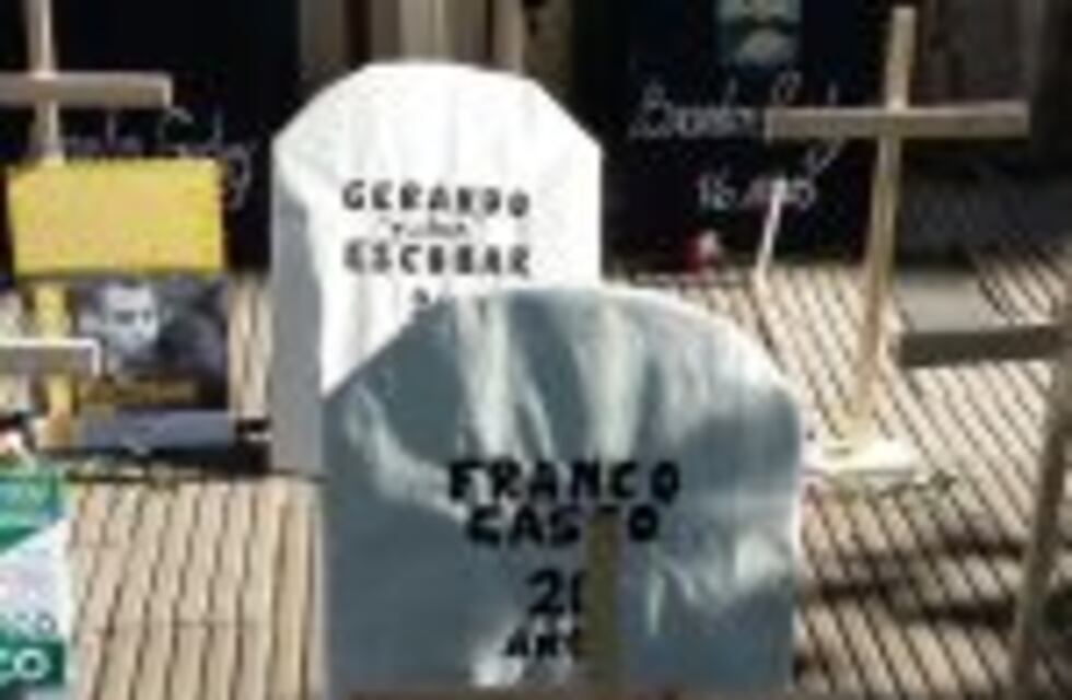 Montaron un cementerio frente a la Fiscalía de Homicidios por casos de violencia policial