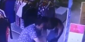 Las perchas quedaron vacías de un local de indumentaria de la localidad de Pérez\u002E