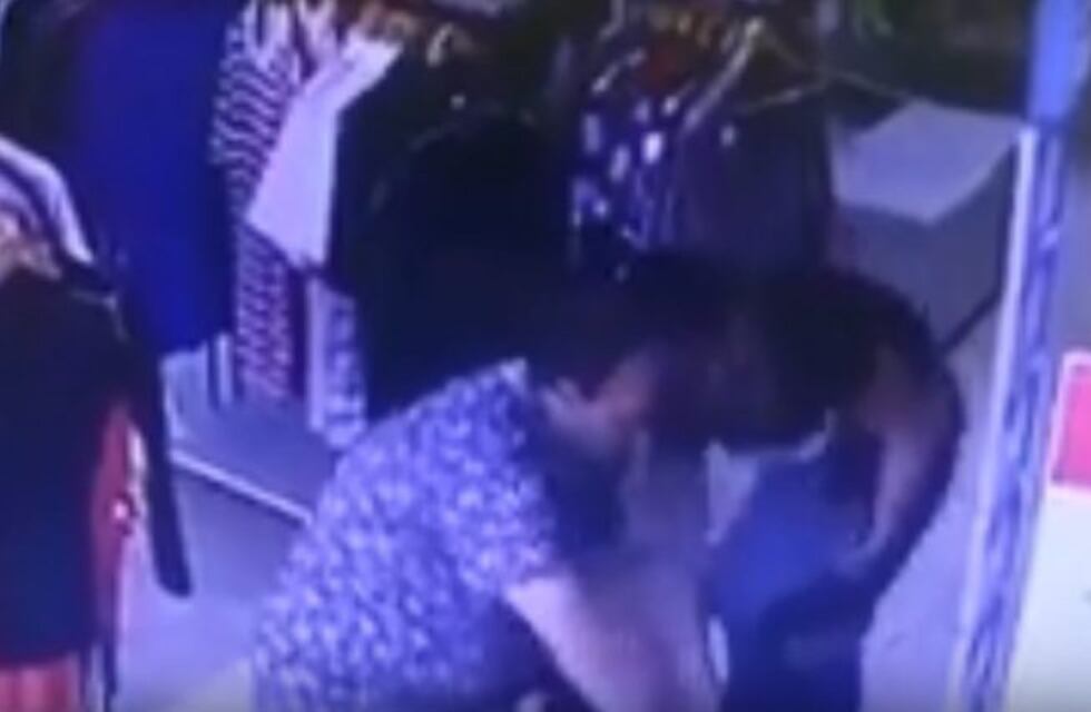 Mecheros atacaron un comercio y se llevaron al menos media docena de prendas en un minuto