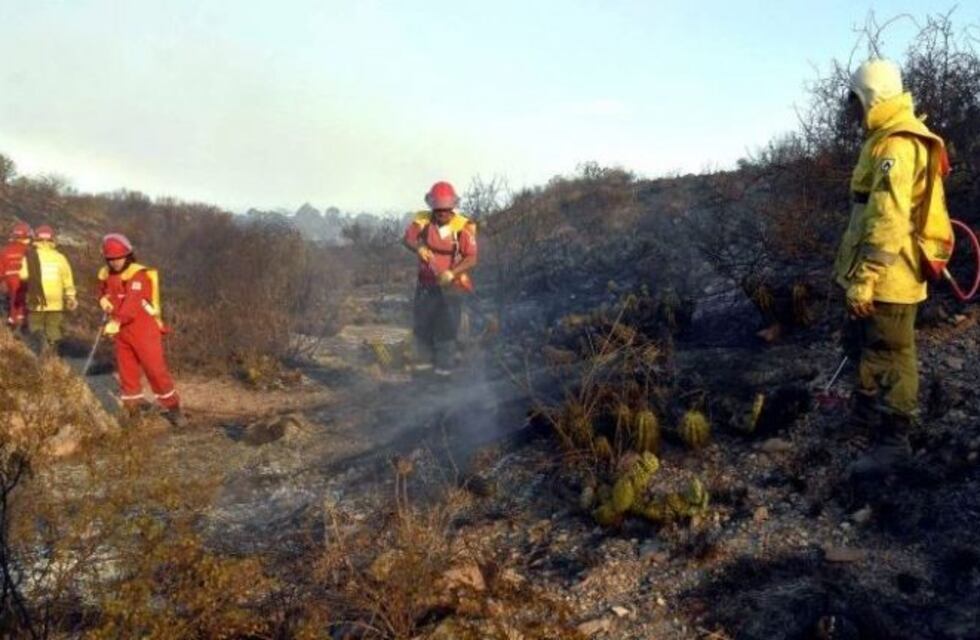 Este lunes quedaban todavía 7 focos de incendio en el Cerro Arco