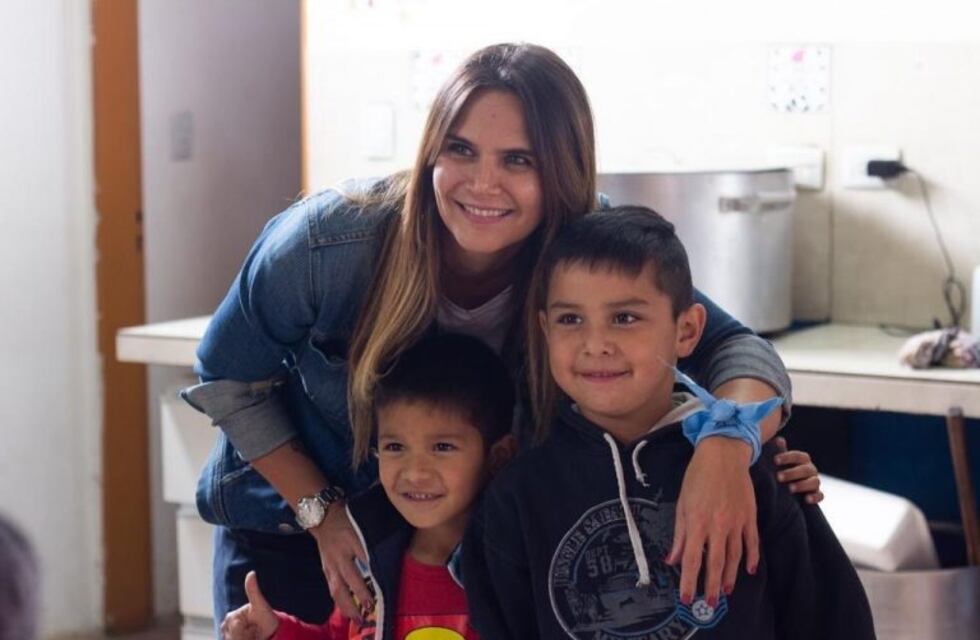 Celeste ¿y amarillo?: Amalia Granata entregó donaciones junto a un dirigente de Cambiemos