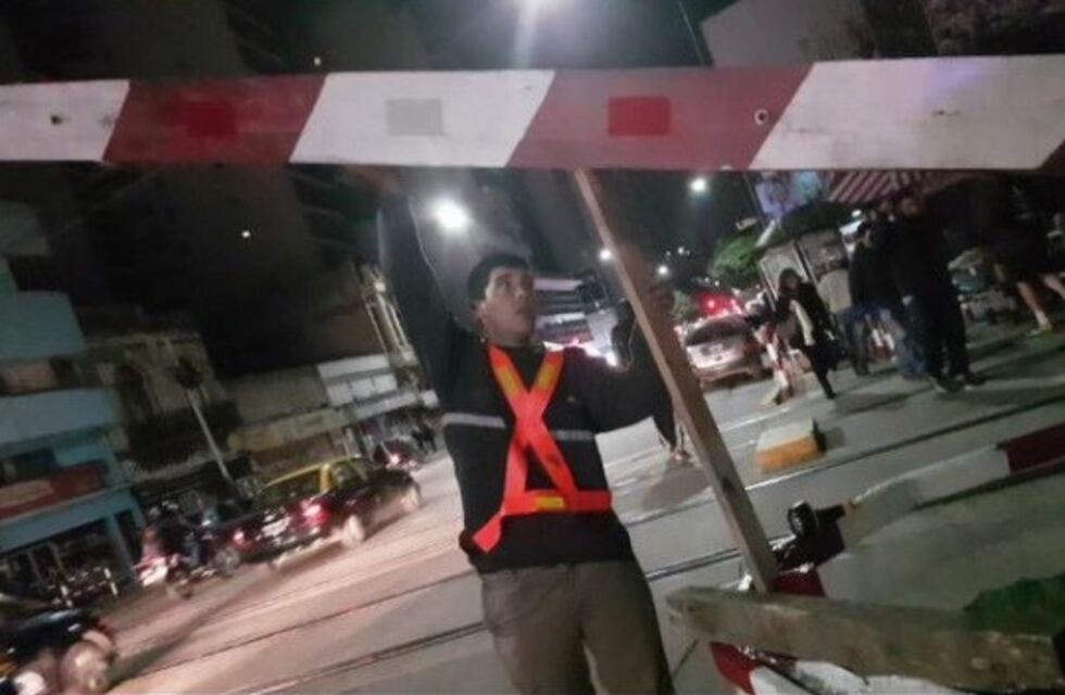 Insólito: guarda sostiene con dos vigas de madera una barrera del ferrocarril San Martín