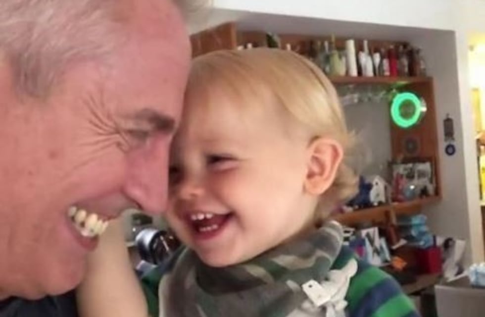 ¿Ya quiere ir a la escuela? Mirko estrenó una tierna mochilita