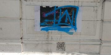 Los cuadros fueron tapados con pintadas negras y celestes (web)\u002E