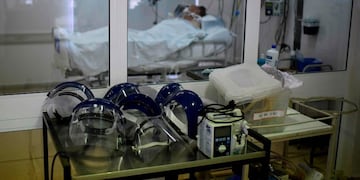 Faces shields are seen at the intensive care unit of the Doctor Alberto Antranik Eurnekian Public Hospital in Ezeiza, in the outskirts of Buenos Aires on July 1, 2020, amid the new coronavirus pandemic\u002E (Photo by RONALDO SCHEMIDT / AFP) CASOS DEL DIA CORONAVIRUS PACIENTE CON COVID - 19 ARGENTINA CASOS DEL DIA CORONAVIRUS PACIENTE CON COVID - 19 ARGENTINA INFECTADO INFECTADA INFECTADOS TERAPIA INTENSIVA MASCARAS MASCARA