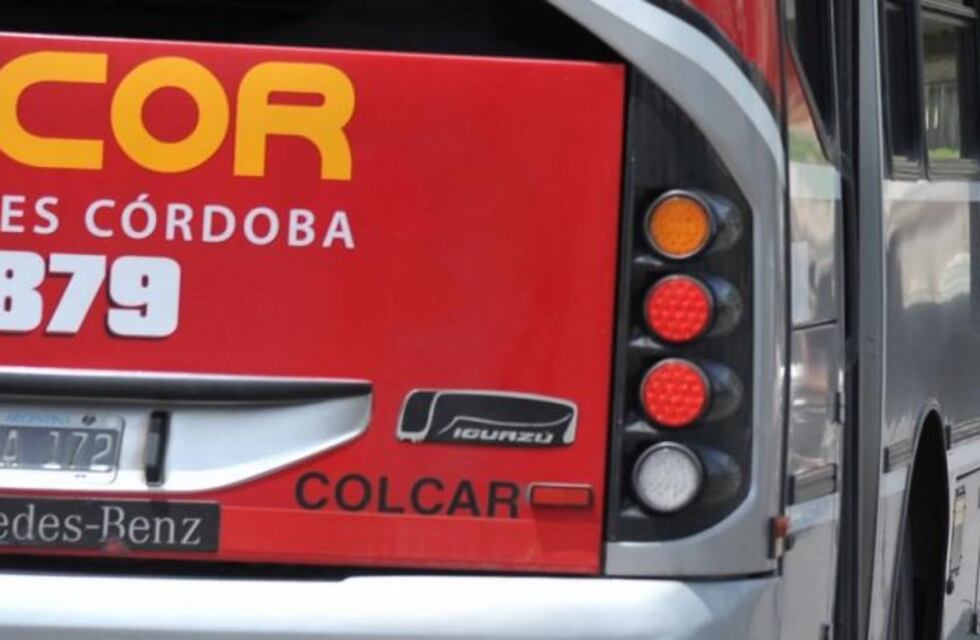 Salió despedida a través del parabrisas de un colectivo