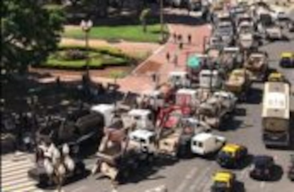 Dueños de camiones con volquetes seguirán con la protesta en Plaza de Mayo durante toda la noche