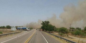 Los trabajadores queman gomas al frente del predio dónde se encuentra la empresa\u002E
