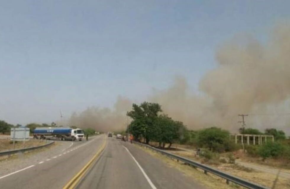 Empleados de la ex Veloz Agropecuaria realizan un piquete en la ruta 38