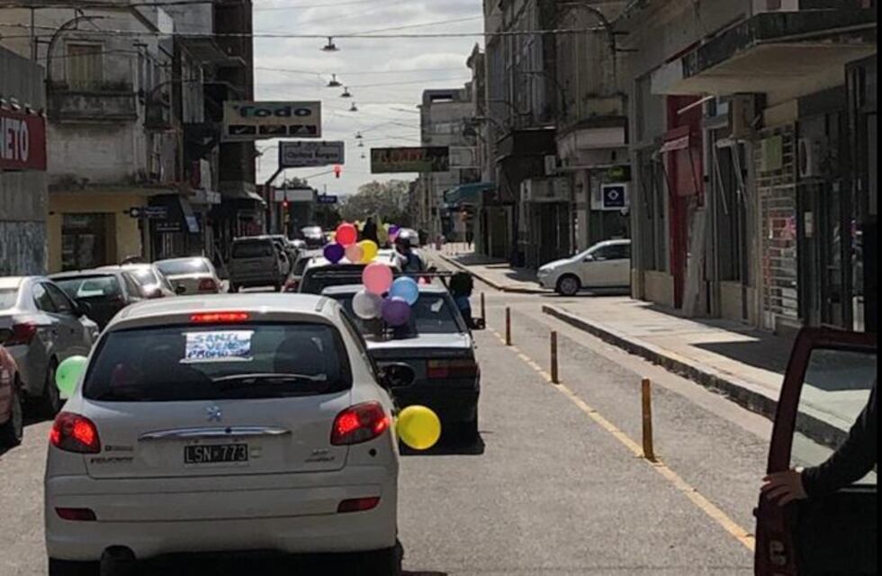 La "Promo caravana": el original festejo de un grupo de alumnos de primaria en Azul