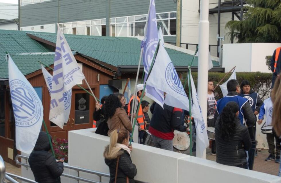 Protesta de Trabajadores de ATE frente al Municipio de Ushuaia