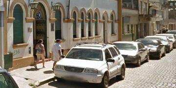 El incidente se produjo en las afueras de un colegio céntrico\u002E (Street View)