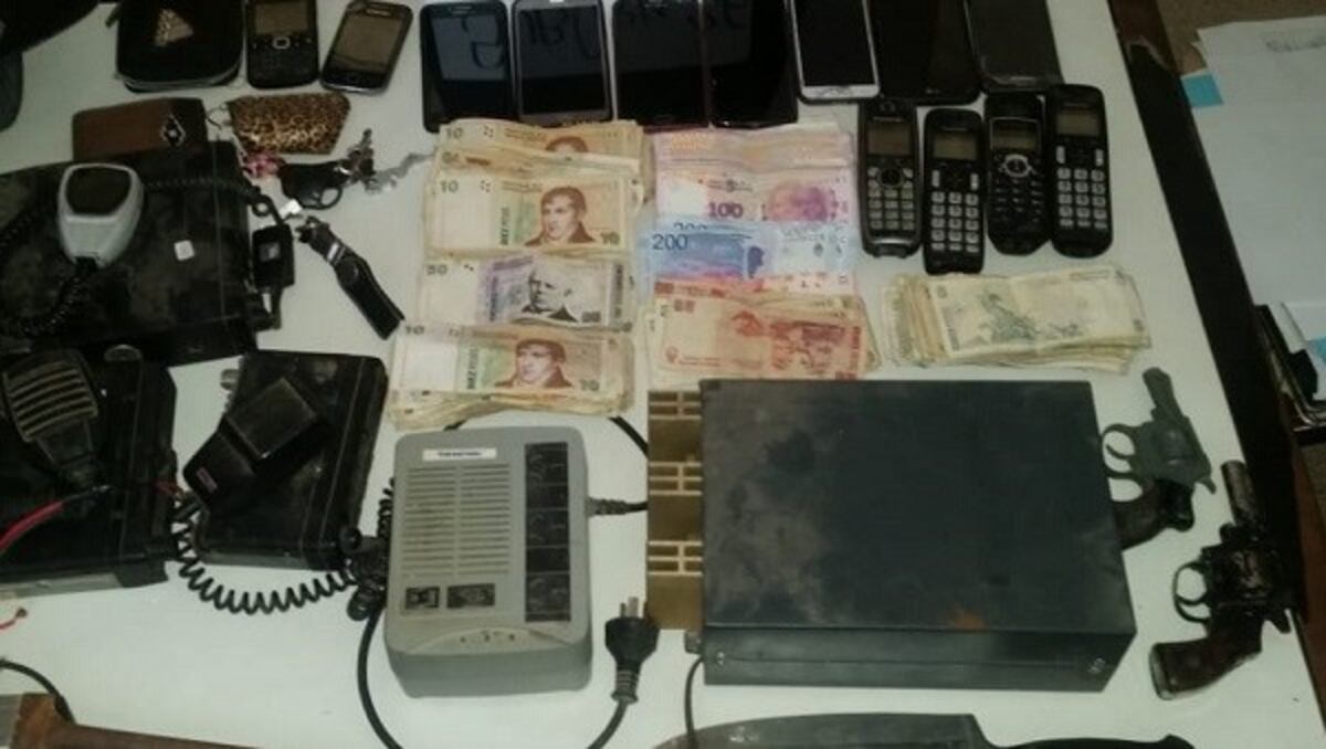 Las armas y el dinero en efectivo secuestrado en una requisa a una casa de Villa Gobernador Gálvez\u002E (Ministerio de Seguridad)