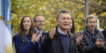 DYN02, BUENOS AIRES 14/05/2016, EL PRESIDENTE DE LA NACION MAURICIO MACRI, JUNTO A LA GOBERNADORA DE LA PCIA DE BUENOS AIRES MARIA EUGENIA VIDAL, ANUNCIARON OBRAS PUBLICAS EN VILLA DERQUI, PARTIDO DE TRES DE FEBRERO\u002E FOTO: DYN/JAVIER BRUSCO\u002E buenos aires diego valenzuela mauricio macri maria eugenia vidal rogelio frigerio anuncio de obras publicas en villa barrio derqui plan de obras publicas en el partido bonaerense de Tres de Febrero presidente gobernadora intendente