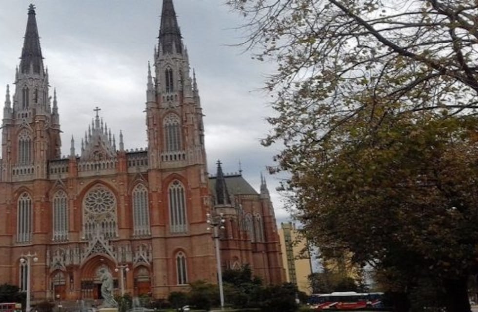 Colocan vallas en la Catedral Platense ante el Encuentro Nacional de Mujeres