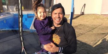 El Gato Luján y mucho amor para su hija Francesca\u002E Repartirá más este domingo, con los chicos en el barrio en que se crió\u002E