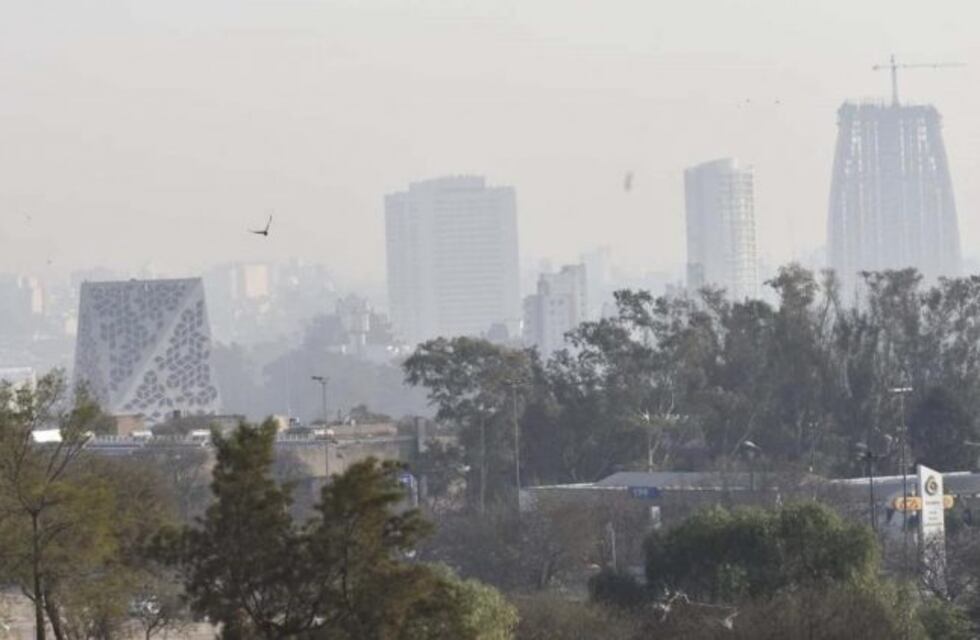 El humo de los incendios en las Sierras, ya se instaló en la ciudad de Córdoba