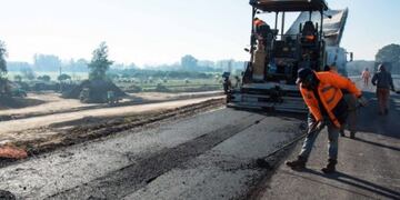 El fuerte ritmo que ha adquirido la obra pública ha provocado faltante de asfalto y obligado a las empresas a importarlo de Chile\u002E