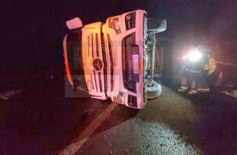 Un camión impactó a un guanaco dejando al chofer hospitalizado