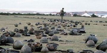 Un excombatiente argentino recuperará su casco de Malvinas a 36 años de la guerra\u002E