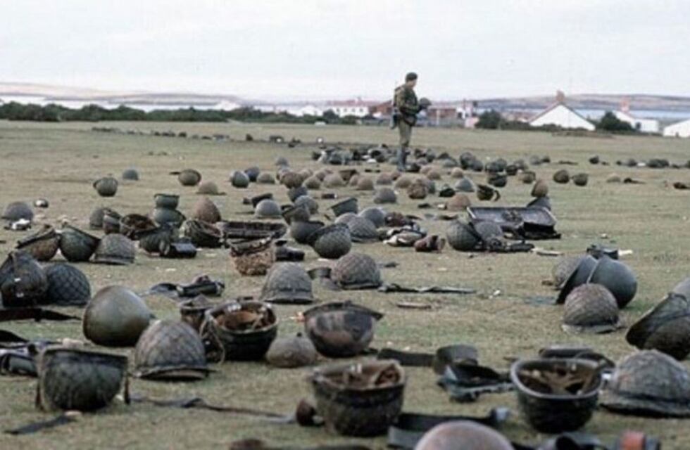 Un coleccionista inglés le devolverá su casco de Malvinas a un soldado argentino