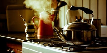 Abuela le tiró agua hirviendo a delincuentes para salva a su marido (imagen ilustrativa)