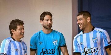 Luis Miguel Rodríguez, Christian Lucchetti y Leandro Díaz posaron con la nueva camiseta de Atlético\u002E