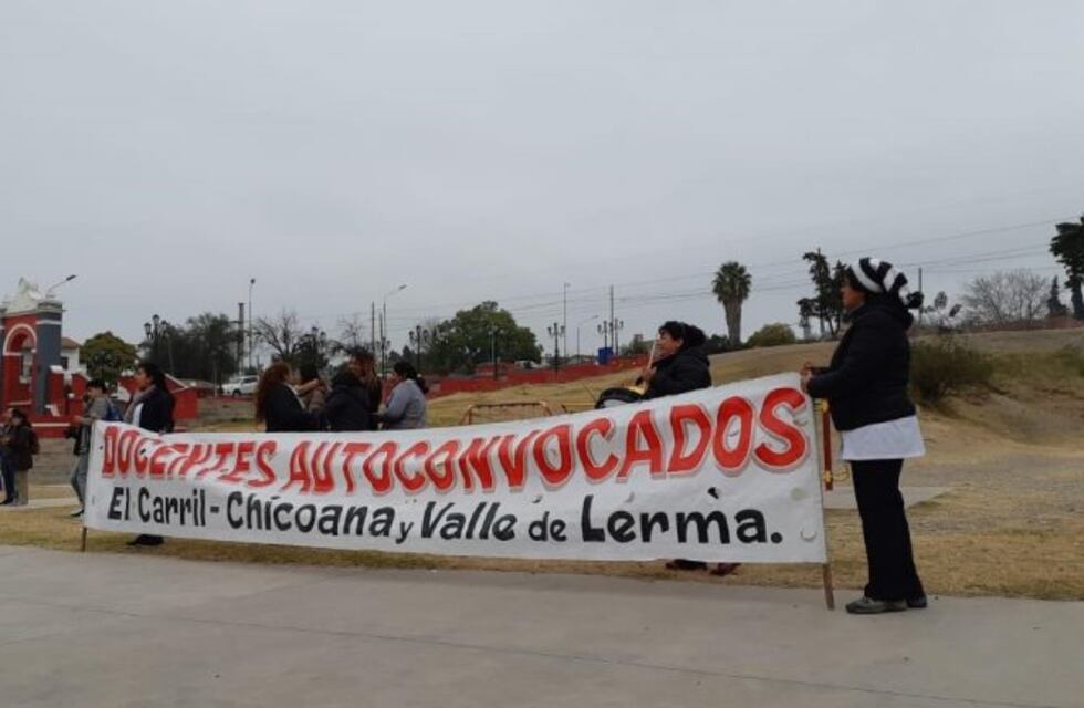 Paro docente en Salta: un grupo de maestros se manifiesta en Plaza España