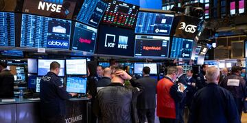 Traders work on the floor of the New York Stock Exchange Monday, March 16, 2020\u002E (AP Photo/Craig Ruttle)