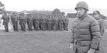 General Menéndez y las tropas en Malvinas