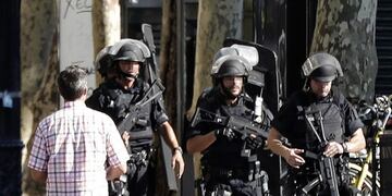 GRA200\u002E BARCELONA, 17/08/2017\u002E- Efectivos policiales en el lugar en el que una furgoneta ha atropellado esta tarde a varios viandantes que paseaban por las Ramblas de Barcelona, un atropello masivo en el que al menos dos personas murieron y veinte resultaron heridas\u002E Los Mossos d'Esquadra y los equipos de emergencias sanitarias han desplegado un amplio dispositivo en este lugar, en el centro turístico de la capital catalana, frecuentada a diario por miles de turistas, que ha quedado acordonada\u002E EFE/Andreu Dalmau