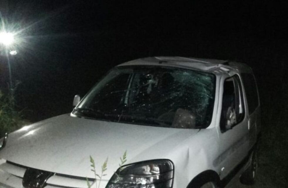 Un automovilista intentó esquivar una moto sin luces y volcó en la ruta 34