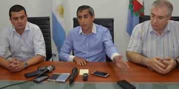 Alberto Paredes Urquiza, intendente de La Rioja, el secretario de Hacienda Municipal, José Martínez y de Servicios Públicos, Alejandro Buso\u002E