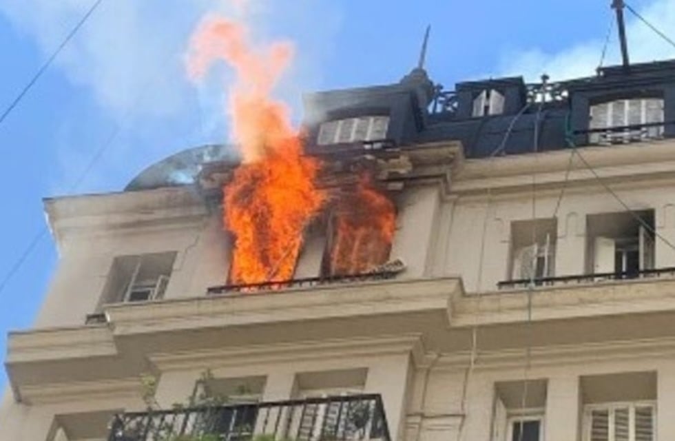 Impactante incendio en Recoleta: bomberos y el SAME trabajaron para combatir el fuego